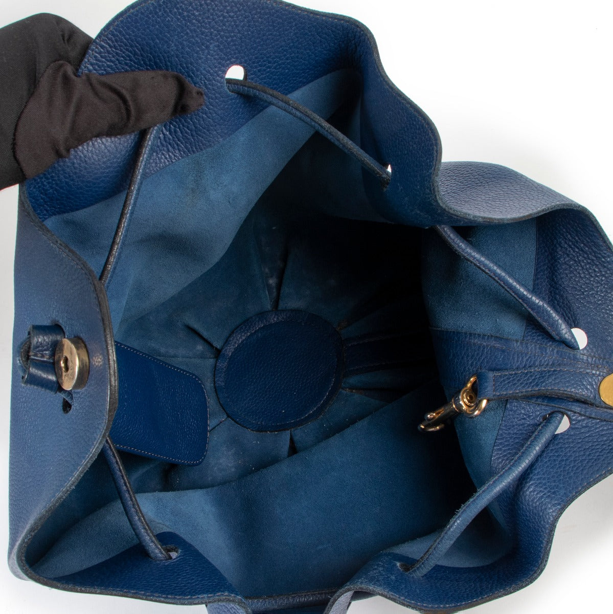 Delvaux Blue Rose des Vents Shoulder Gathered Bucket Bag available at Labellov for a reasonable price online or in store. Bring your designer or Delvaux items to our showroom in Antwerp and give them a second life.