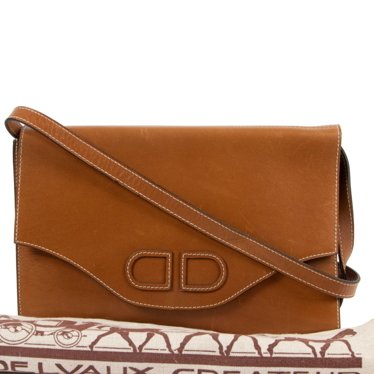 Buy this Delvaux Cognac Shoulder Flap Bag Clutch at Labellov in Antwerp for a fair price. Buy and sell your designer items.
