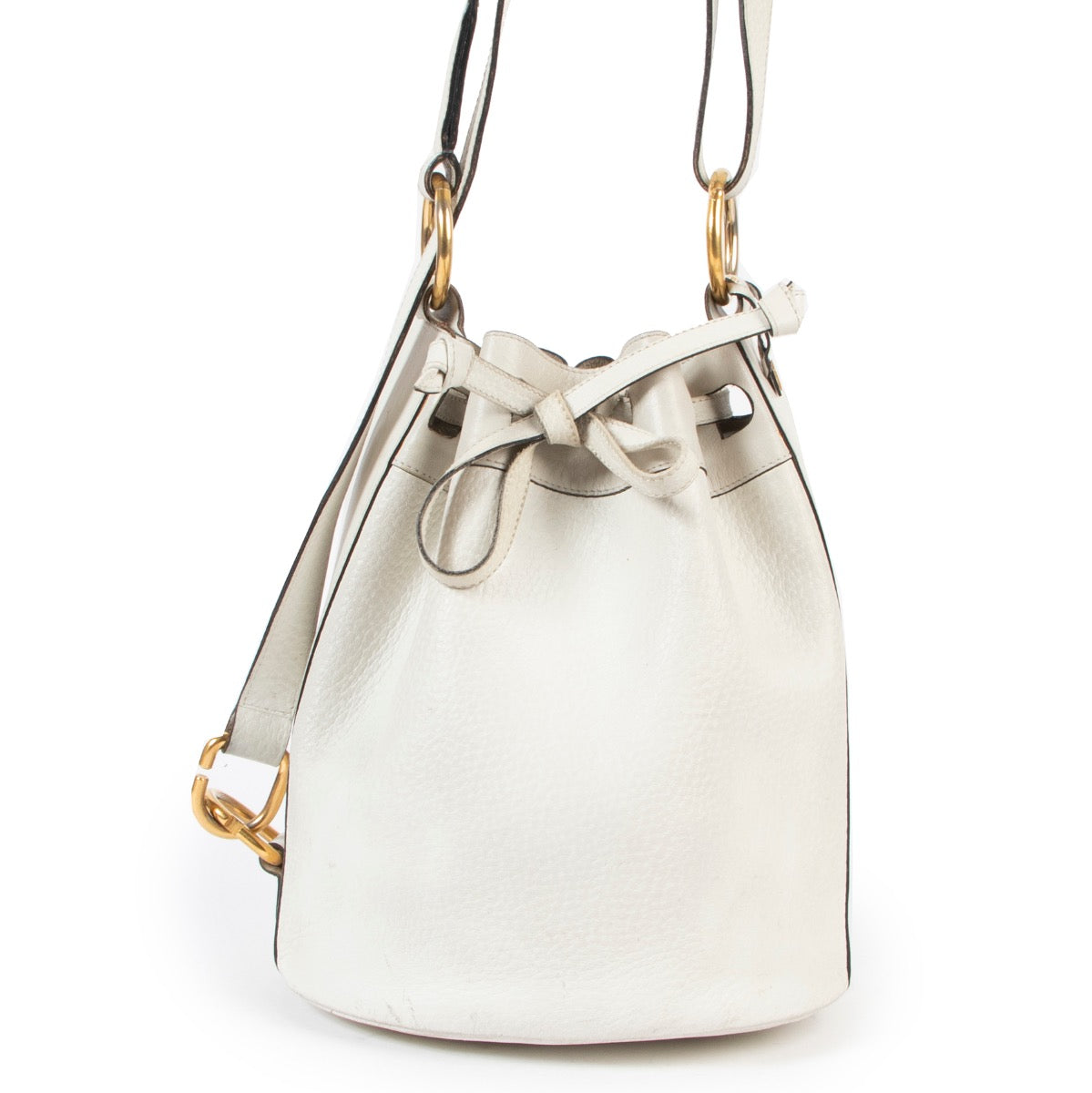 Shop safe online 100% authentic second hand Delvaux White Bucket Shoulder Bag in very good condition at the right price at labellov in Antwerp.