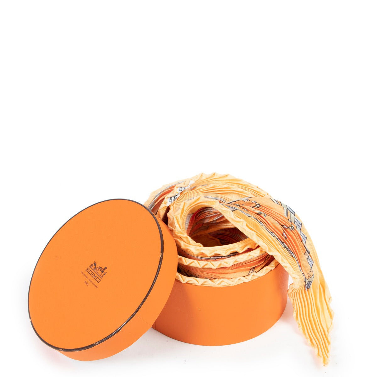 Buy these Hermès Orange Le Carré Plissé Scarf for a reasonable price at Labellov online or in store. Koop deze Hermès Orange Le Carré Plissé Scarf voor een redelijke prijs bij Labellov online of in de winkel.