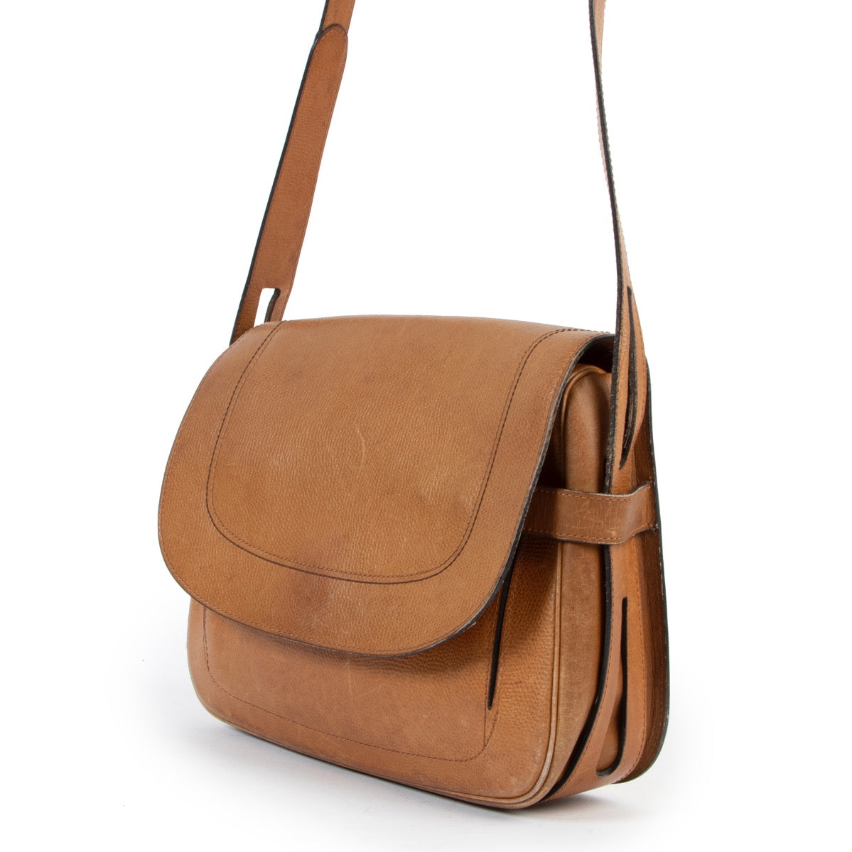 Shop safe online 100% authentic second hand Delvaux Vintage Cognac Leather Crossbody Bag at the right price at Labellov in Antwerp.