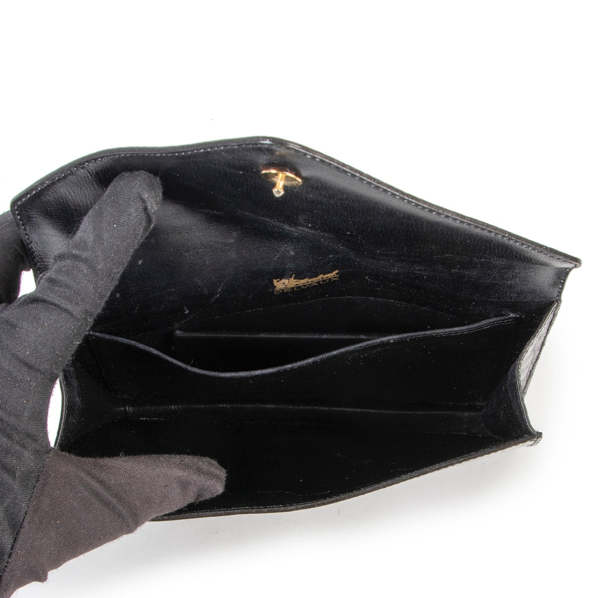 Buy these Delvaux Black Clutch Croco for a reasonable price at Labellov online or in store. Koop deze Delvaux Black Clutch Croco voor een redelijke prijs bij Labellov online of in de winkel.