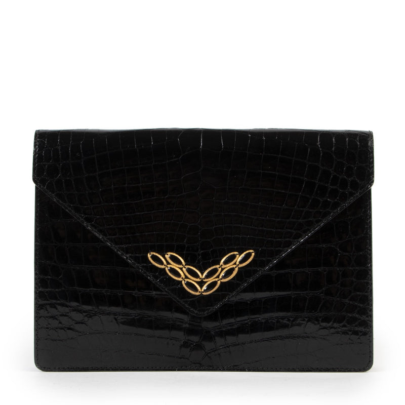 Buy these Delvaux Black Clutch Croco for a reasonable price at Labellov online or in store. Koop deze Delvaux Black Clutch Croco voor een redelijke prijs bij Labellov online of in de winkel.