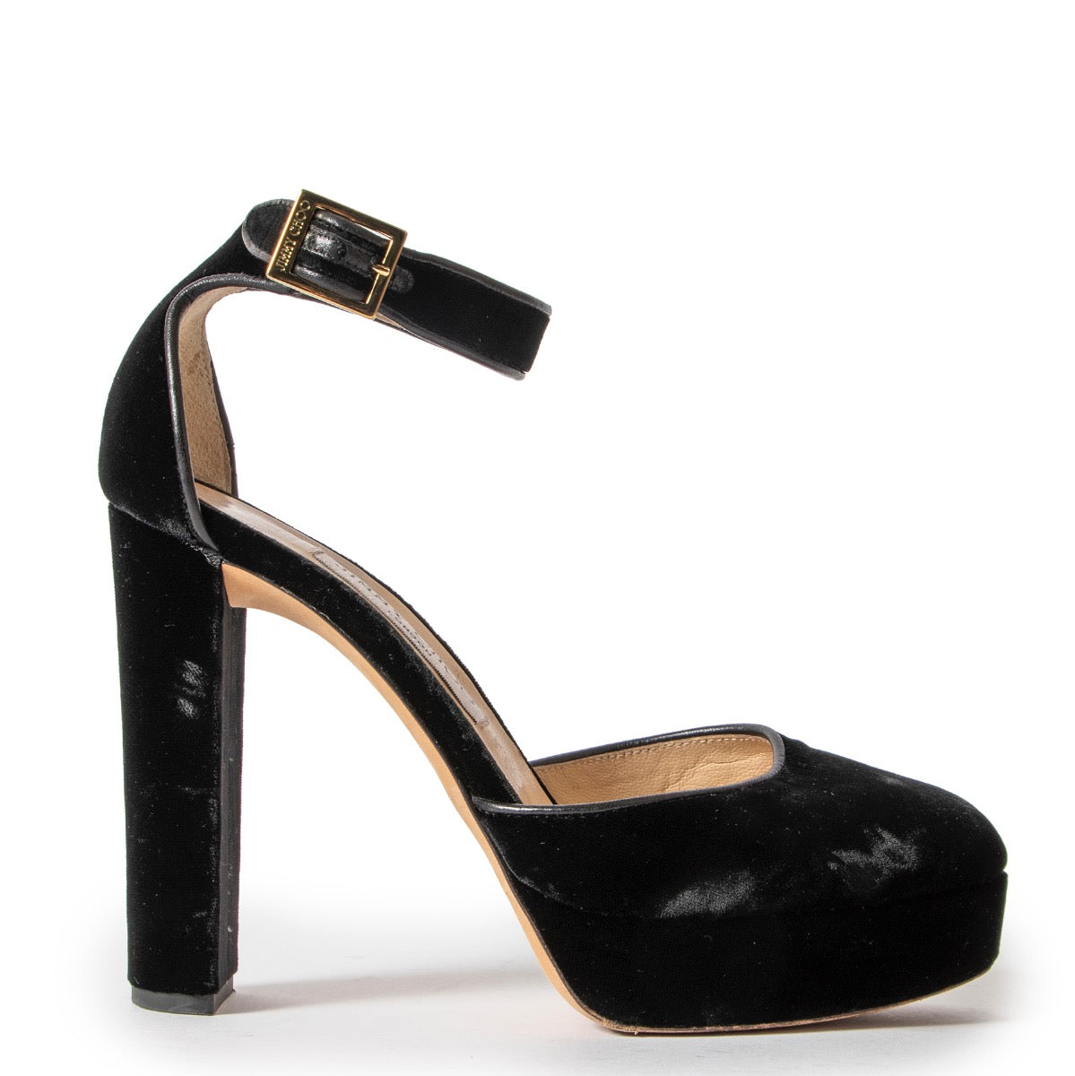 Shop safe online 100% authentic second hand Jimmy Choo Black Velvet Pumps - Size 36,5 in very good condition at the right price at Labellov in Antwerp.