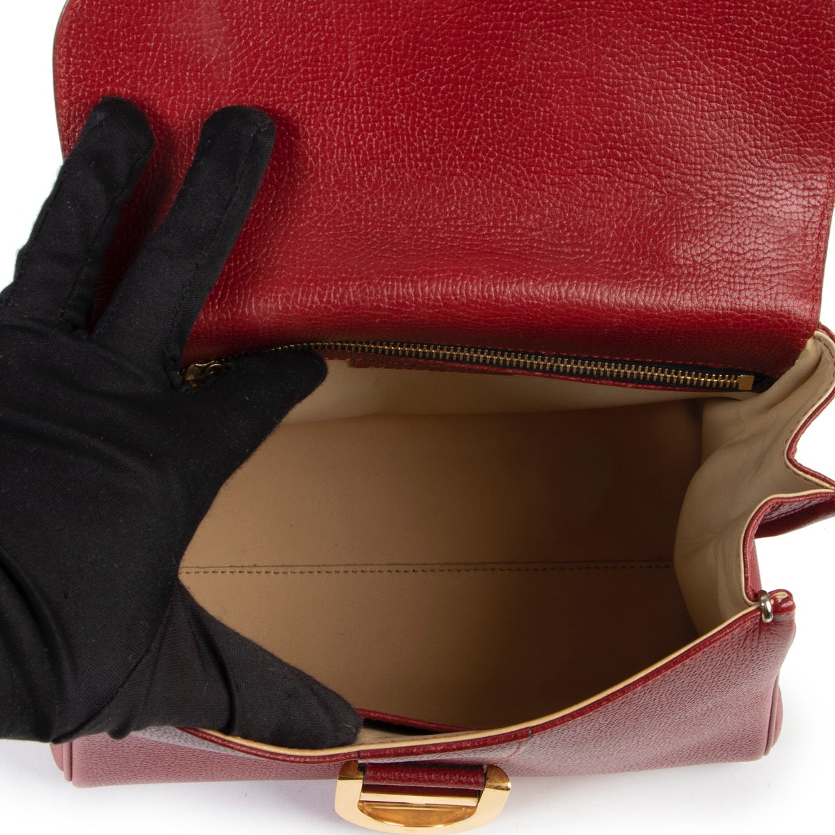 Delvaux Red Brillant PM is available online or step by in the store at Labellov in Antwerp Belgium. Delvaux Red Brillant PM is beschikbaar online of kom langs in de winkel bij Labellov in Antwerpen België