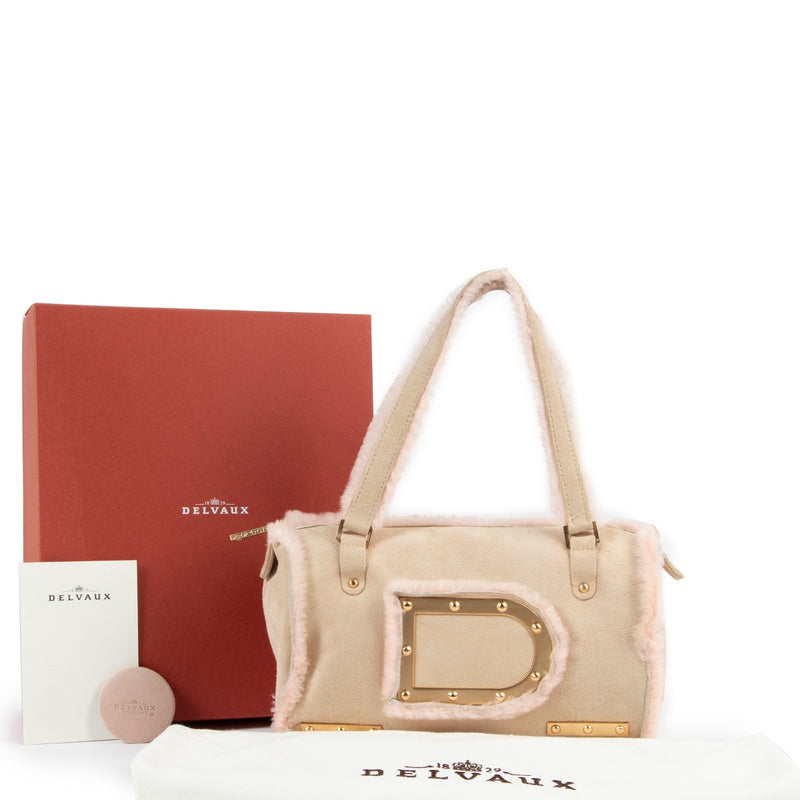 This adorable Delvaux Le Astrid MM Mouton Retourné Beige Perla is available online or in store at Labellov Antwerp for a reasonable price and in very good preloved condition.