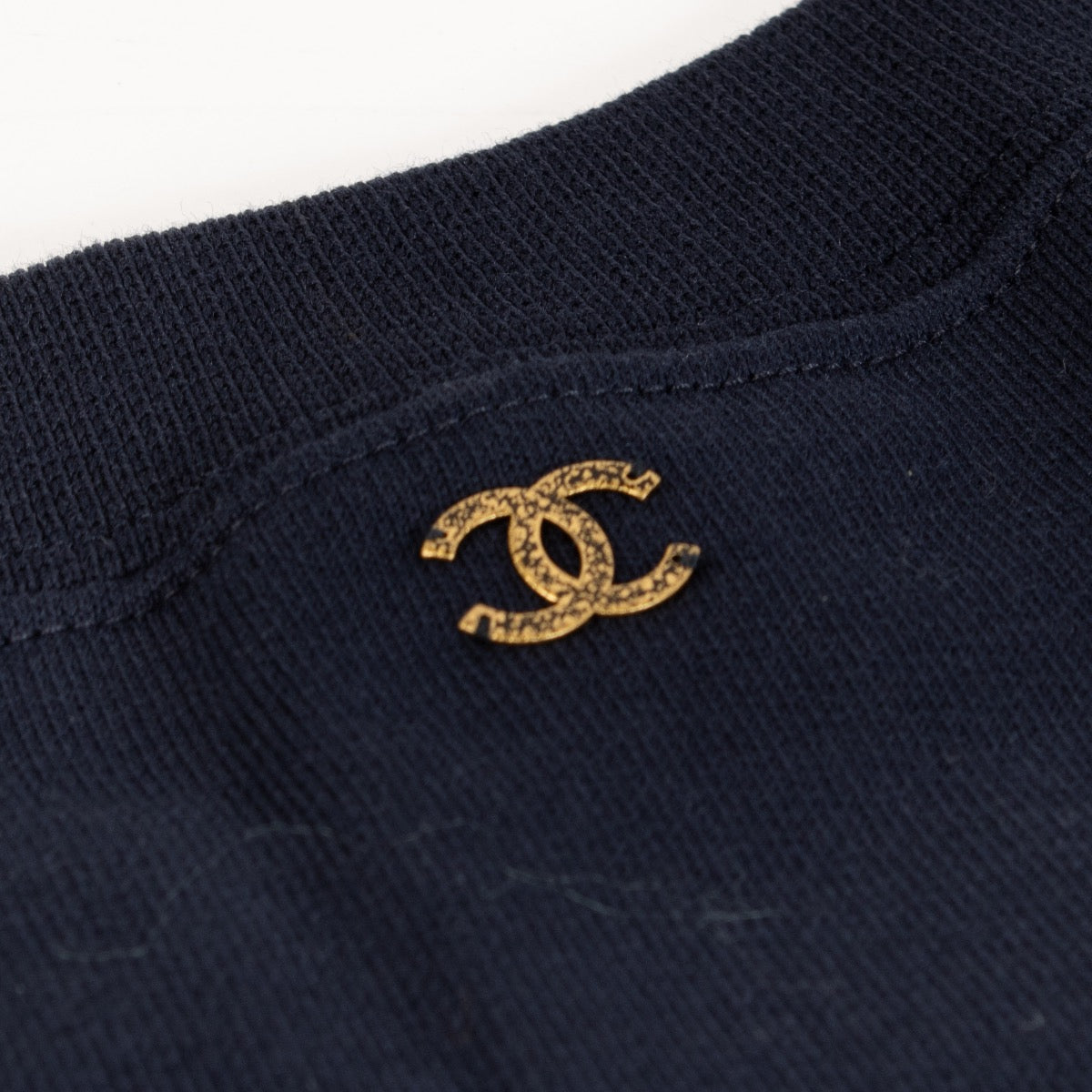 shop 100% authentic second hand Chanel 18C Navy Cotton T-Shirt - Size M on Labellov.com