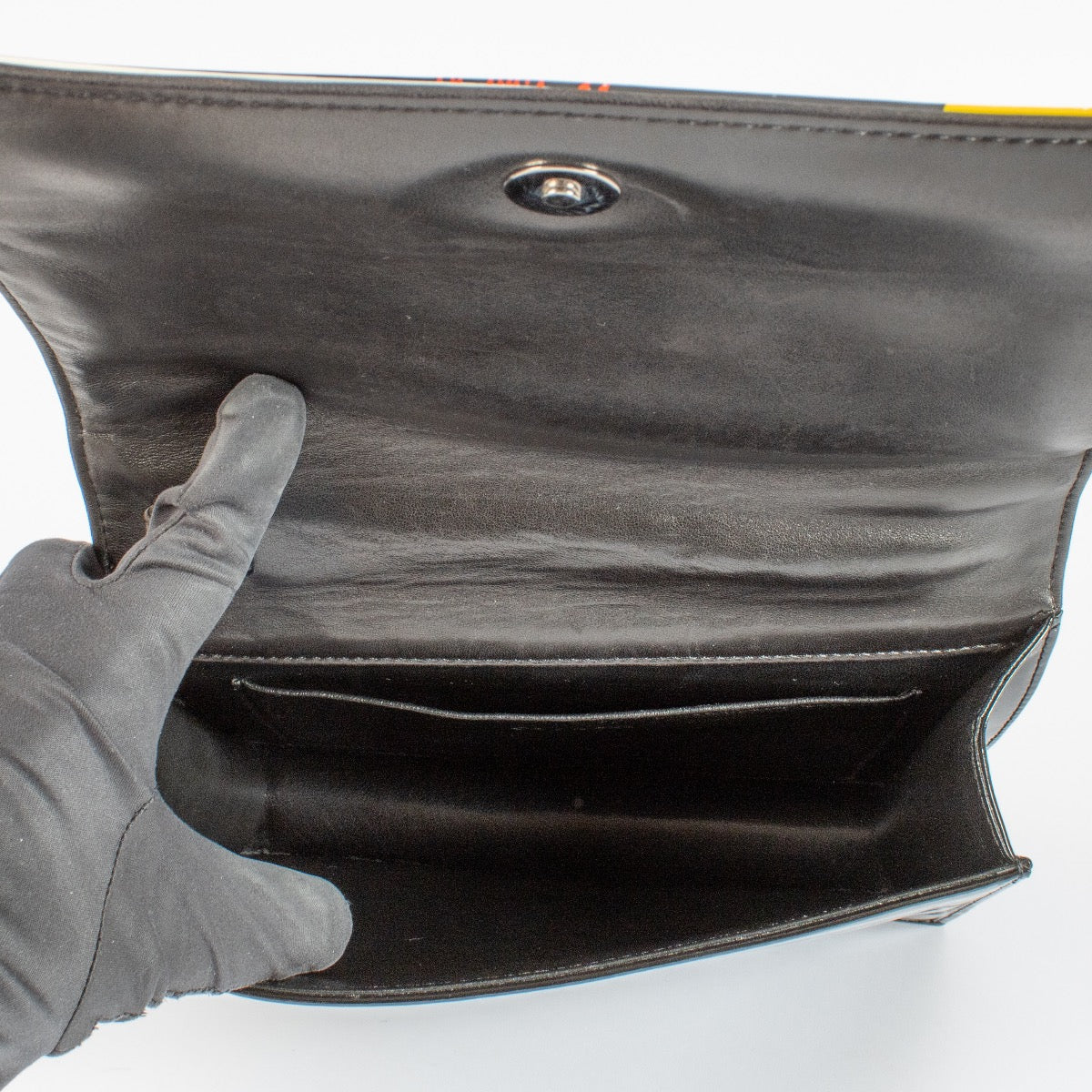 Shop safe online at Labellov in Antwerp, Brussels and Knokke this 100% authentic second hand Chanel Patent Vintage Collectors Just Drop Of N5 Clutch