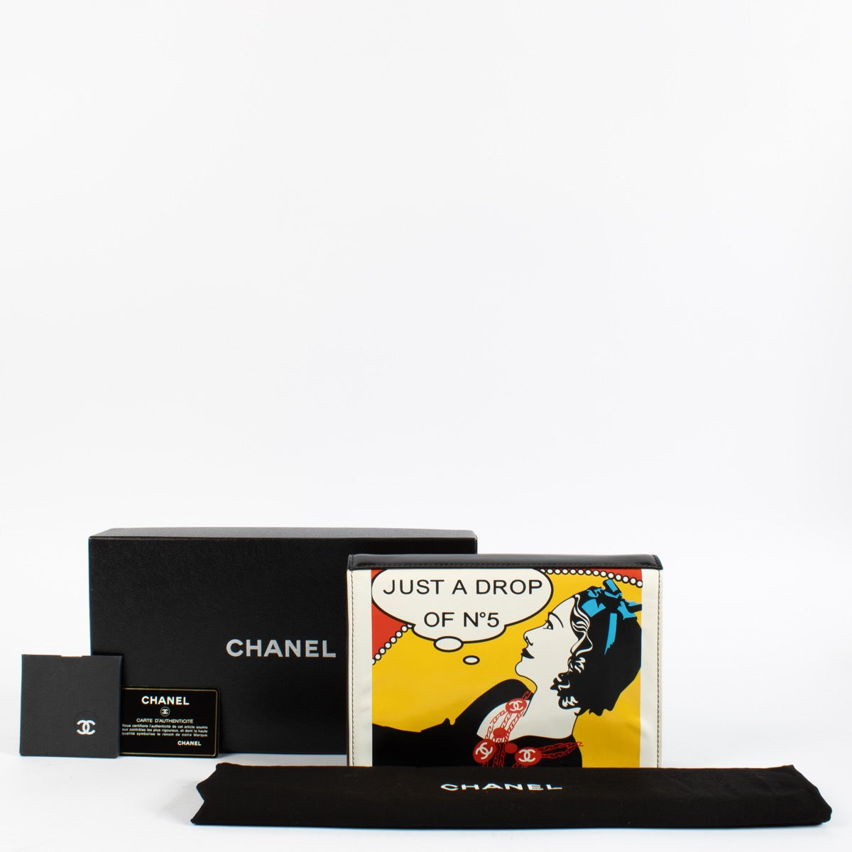 Shop safe online at Labellov in Antwerp, Brussels and Knokke this 100% authentic second hand Chanel Patent Vintage Collectors Just Drop Of N5 Clutch