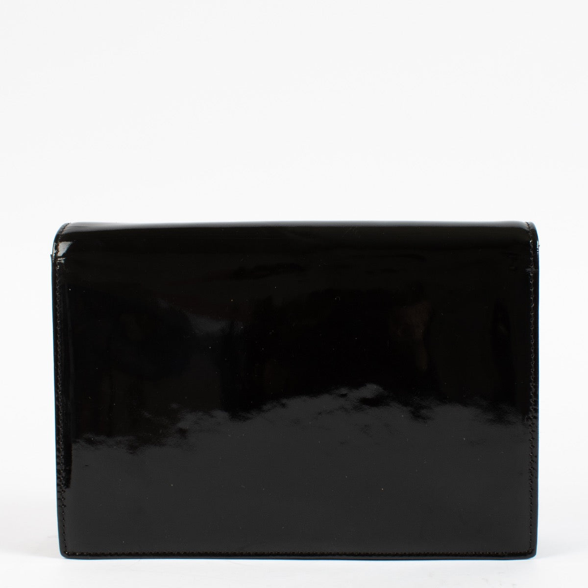 Shop safe online at Labellov in Antwerp, Brussels and Knokke this 100% authentic second hand Chanel Patent Vintage Collectors Just Drop Of N5 Clutch