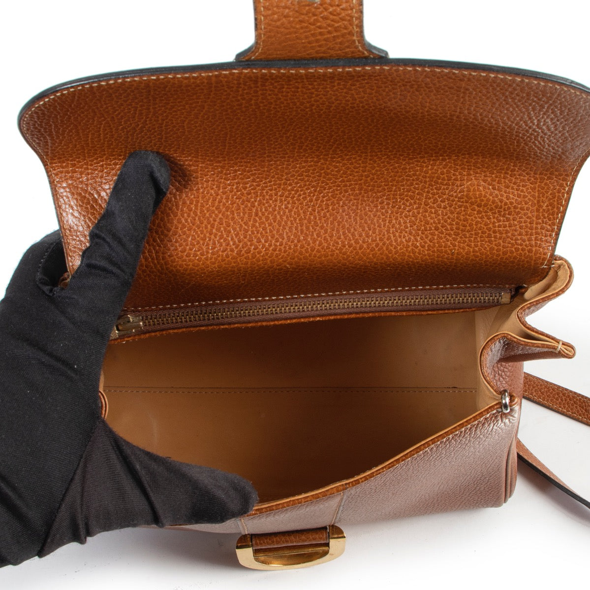 Buy this Delvaux Cognac Brillant PM for a reasonable price and in good condition online or in store at Labellov Luxury Antwerp.