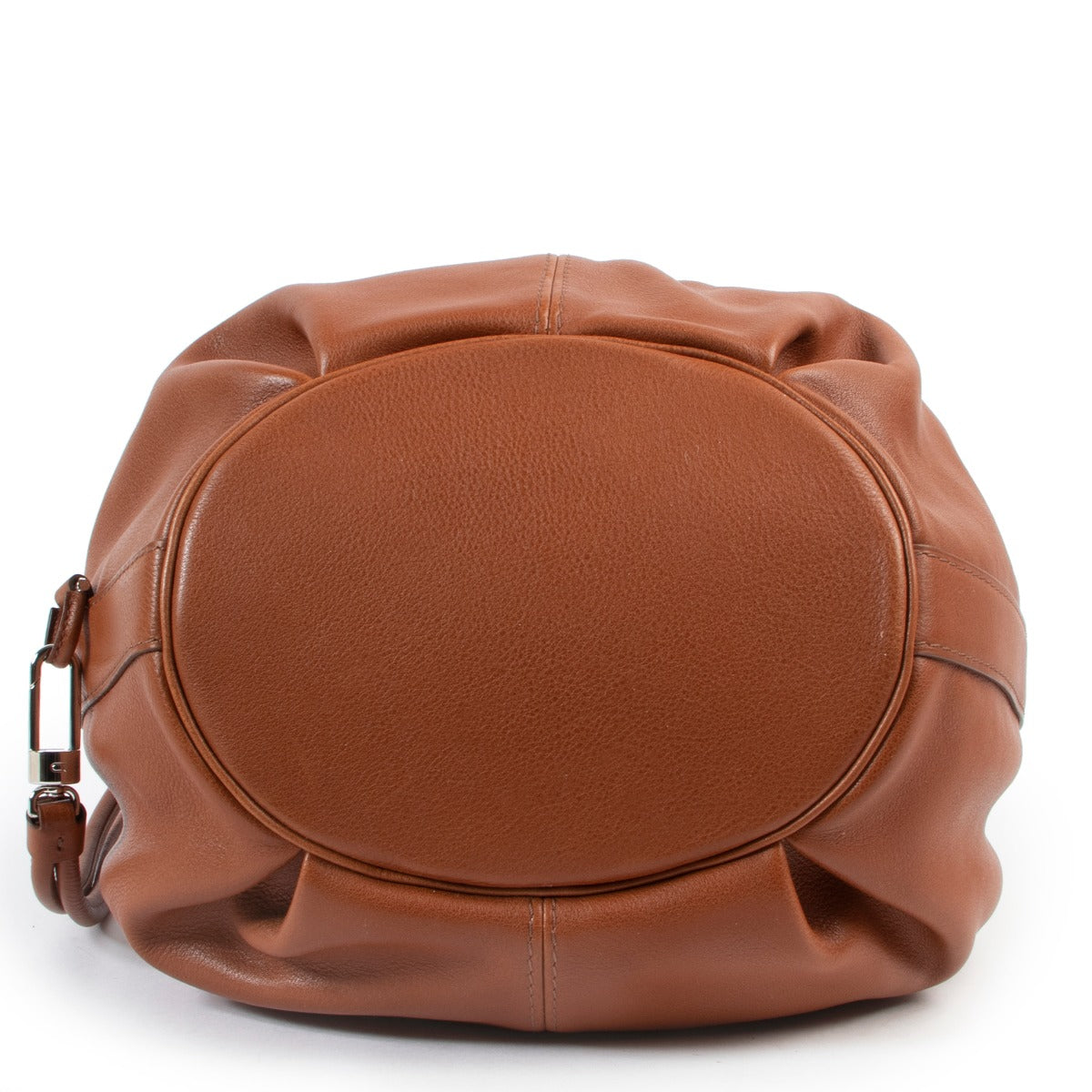 Buy this Delvaux Cognac Nomade Sellier Brandy Bag for a fair price at Labellov online or in store. Buy sell repeat, that is the motto that we all keep in mind, so give your designer items a second life or give one a second life!