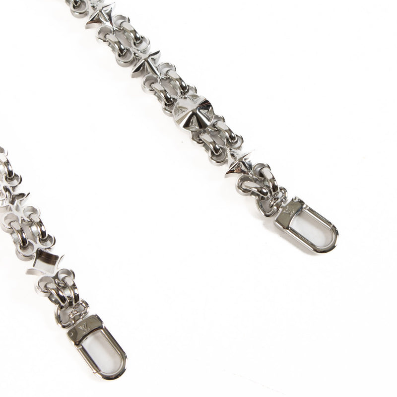 Shop safe online at Labellov in Antwerp, Brussels and Knokke this 100% authentic second hand Louis Vuitton silver My Flower Chain