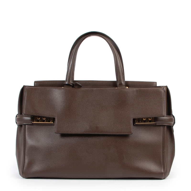 Buy these Delvaux Brown Leather Business Tempète Top Handle Bag for a reasonable price at Labellov online or in store. Koop deze Delvaux Brown Leather Tempète voor een redelijke prijs bij Labellov online of in de winkel.