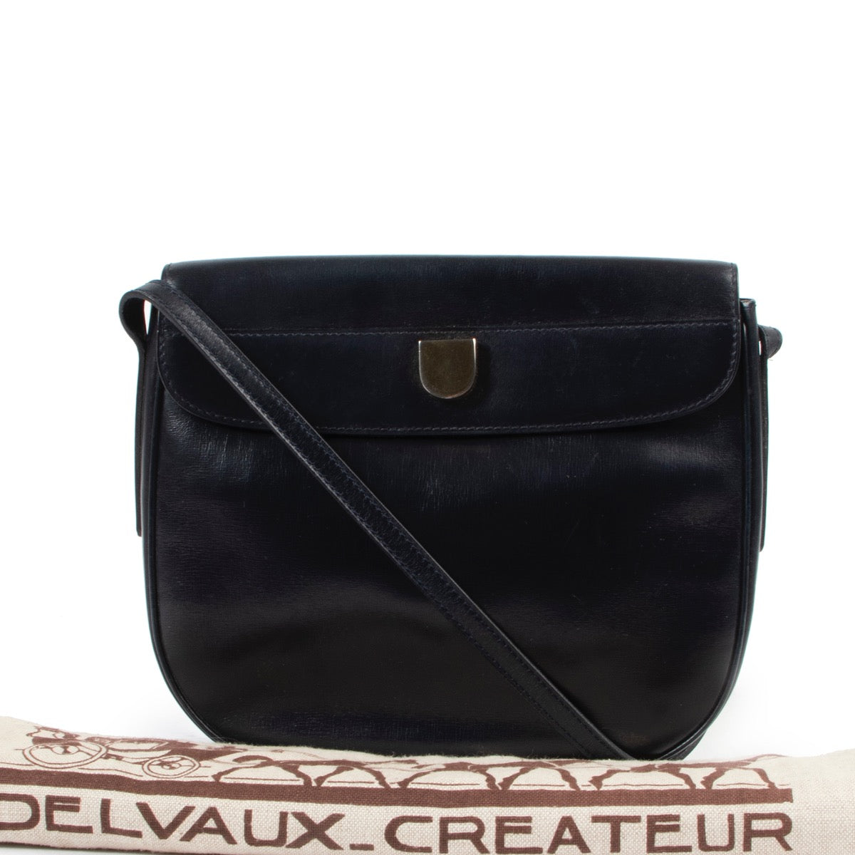Buy these Delvaux Navy Blue Crossbody for a reasonable price at Labellov online or in store. Koop deze Delvaux Navy Blue Crossbody voor een redelijke prijs bij Labellov online of in de winkel.