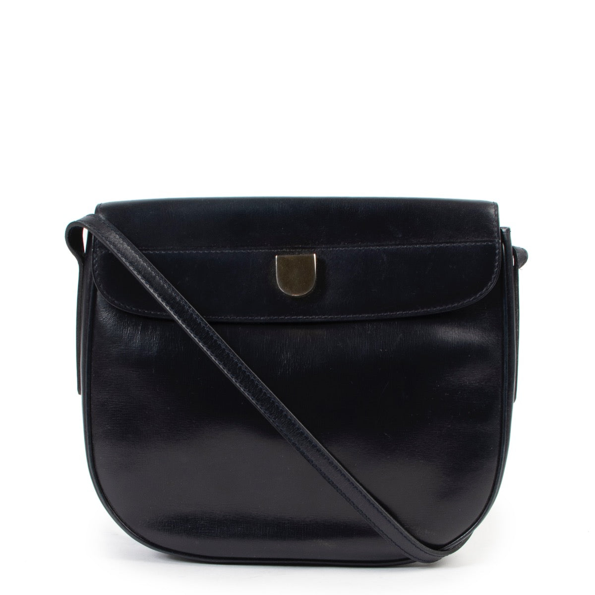 Buy these Delvaux Navy Blue Crossbody for a reasonable price at Labellov online or in store. Koop deze Delvaux Navy Blue Crossbody voor een redelijke prijs bij Labellov online of in de winkel.