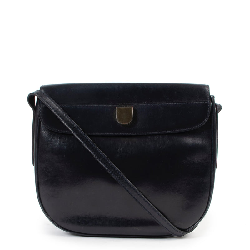 Buy these Delvaux Navy Blue Crossbody for a reasonable price at Labellov online or in store. Koop deze Delvaux Navy Blue Crossbody voor een redelijke prijs bij Labellov online of in de winkel.