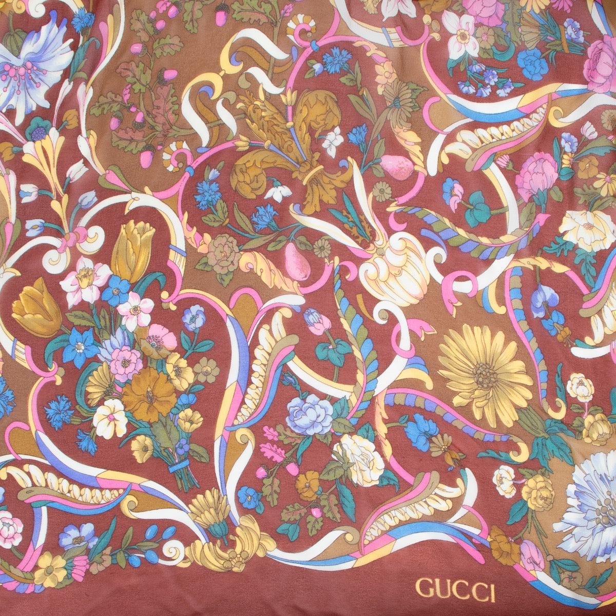 Shop safe online at Labellov in Antwerp this 100% authentic Gucci Multicolor Floral Silk Scarf