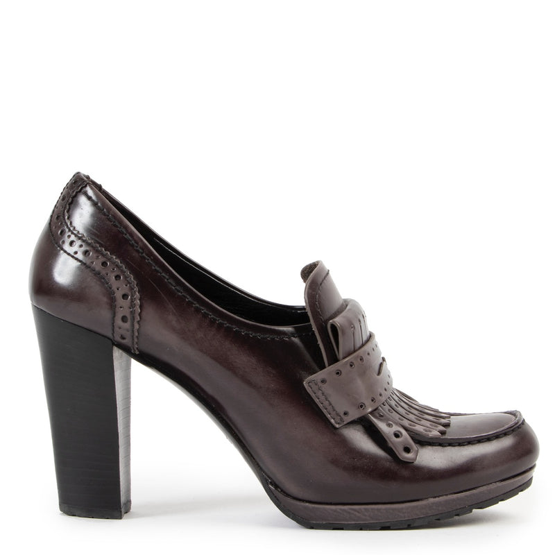 Shop safe online at Labellov in Antwerp this 100% authentic second hand Prada Taupe Leather Pumps - Size 38,5