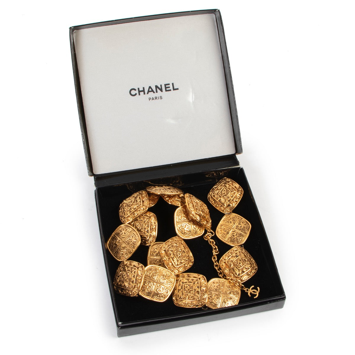 Shop safe online 100% authentic second hand Chanel Gold Vintage Belt in very good condition at the right price at Labellov in Antwerp.