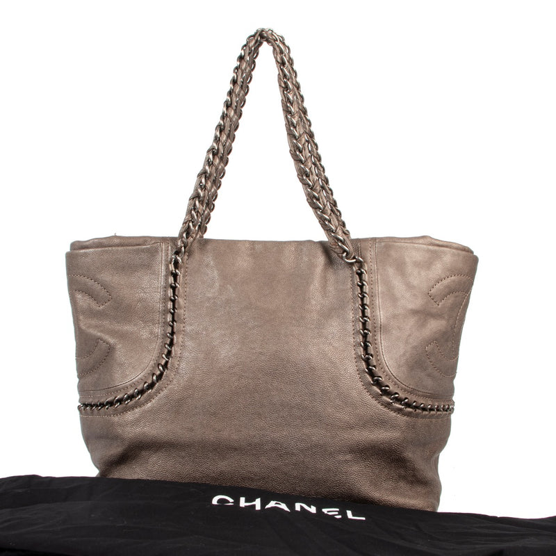 Original Chanel Metallic Grey Shoulder bag in good condition for sale now on Labellov Luxury Antwerp for 2nd hand designer bags