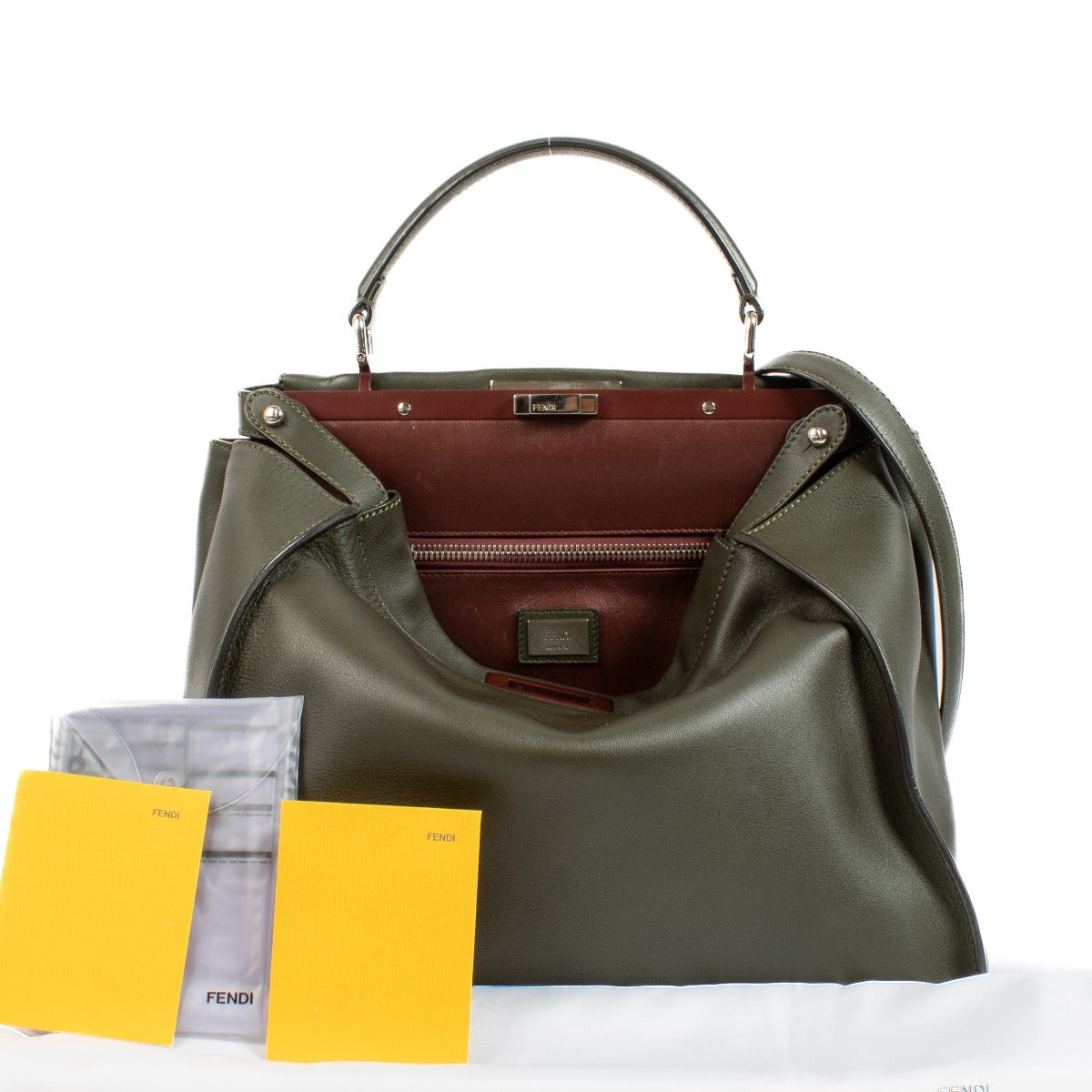 Fendi Green Leather Large Peekaboo Bag aan de beste prijs bij Labellov tweedehands luxe in Antwerpen en Knokke. Wij kopen en verkopen steeds aan de beste prijs voor u.
