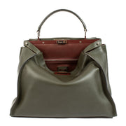 Fendi Green Leather Large Peekaboo Bag aan de beste prijs bij Labellov tweedehands luxe in Antwerpen en Knokke. Wij kopen en verkopen steeds aan de beste prijs voor u.