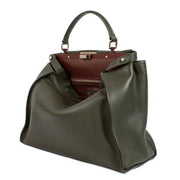 Fendi Green Leather Large Peekaboo Bag aan de beste prijs bij Labellov tweedehands luxe in Antwerpen en Knokke. Wij kopen en verkopen steeds aan de beste prijs voor u.