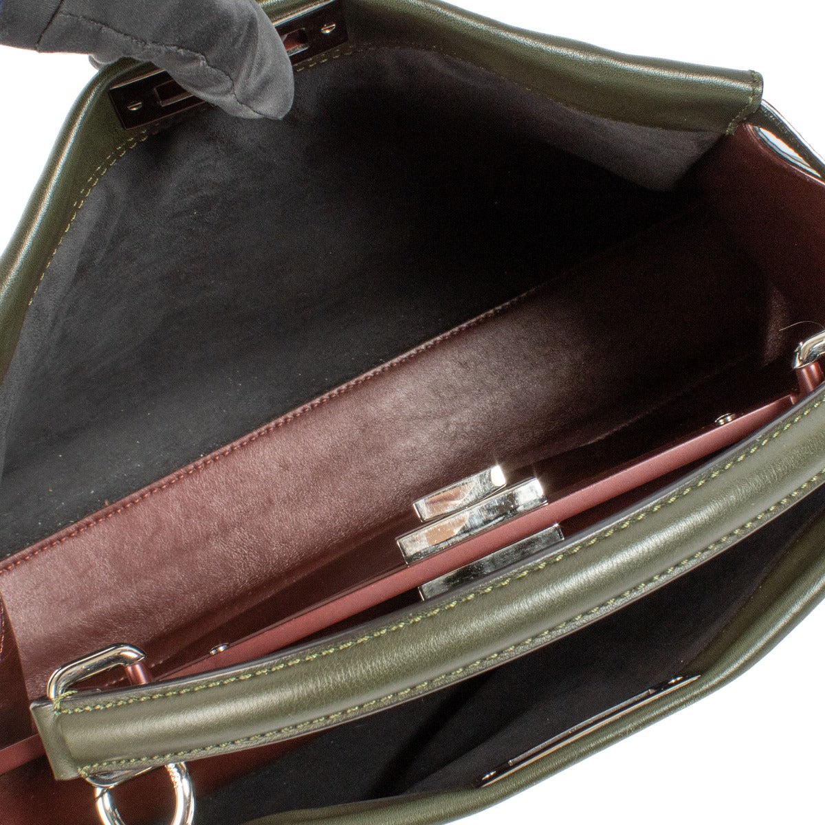 Fendi Green Leather Large Peekaboo Bag aan de beste prijs bij Labellov tweedehands luxe in Antwerpen en Knokke. Wij kopen en verkopen steeds aan de beste prijs voor u.