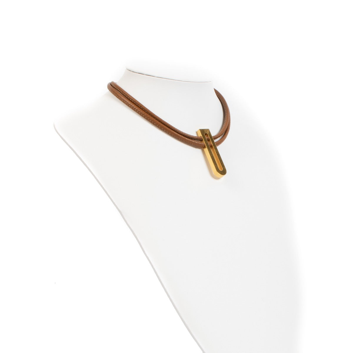 Shop safe online at Labellov in Antwerp, Brussels and Knokke this 100% authentic second hand Delvaux Cognac Leather Necklace