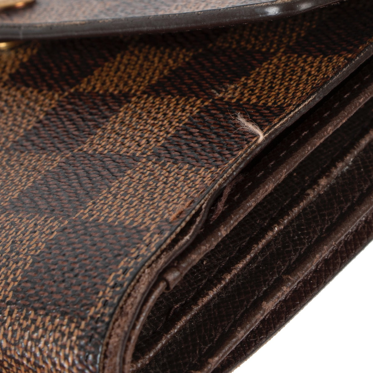 Shops safe online at Labellov in Antwerp this 100% authentic second hand Louis Vuitton Porte-Tresor Etui Papiers Damier Ebene Wallet