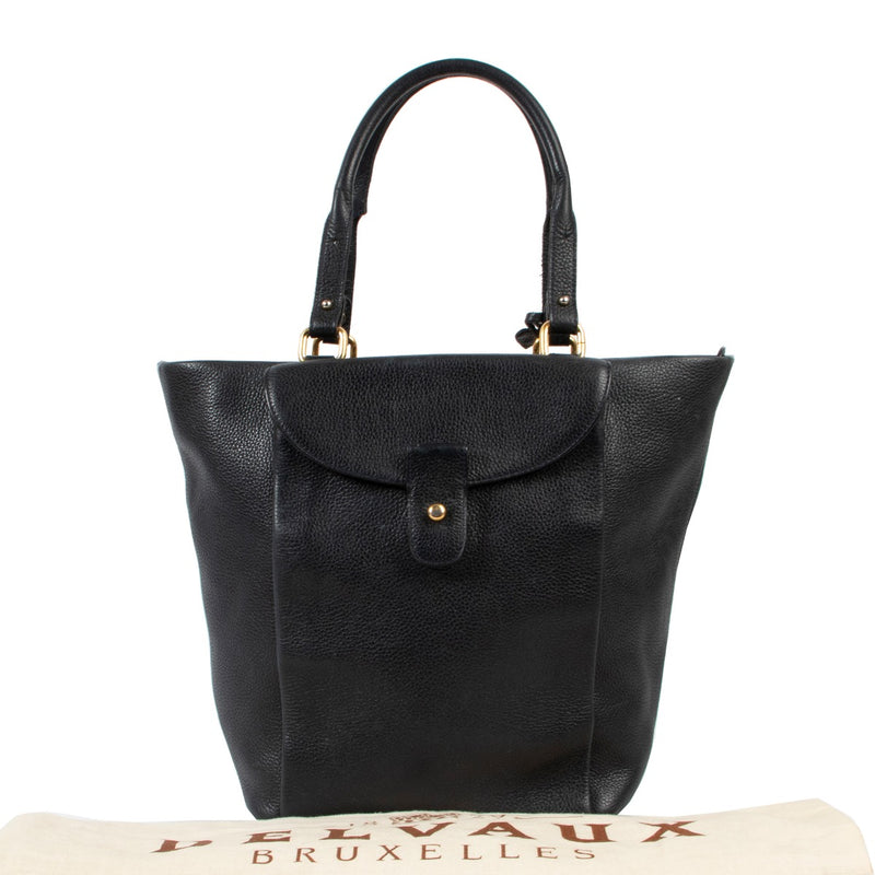 Buy this Delvaux Blue Shoulder Bag at Labellov online or in store for a reasonable price. buy and sell your designer items at Labellov Luxury in Antwerp