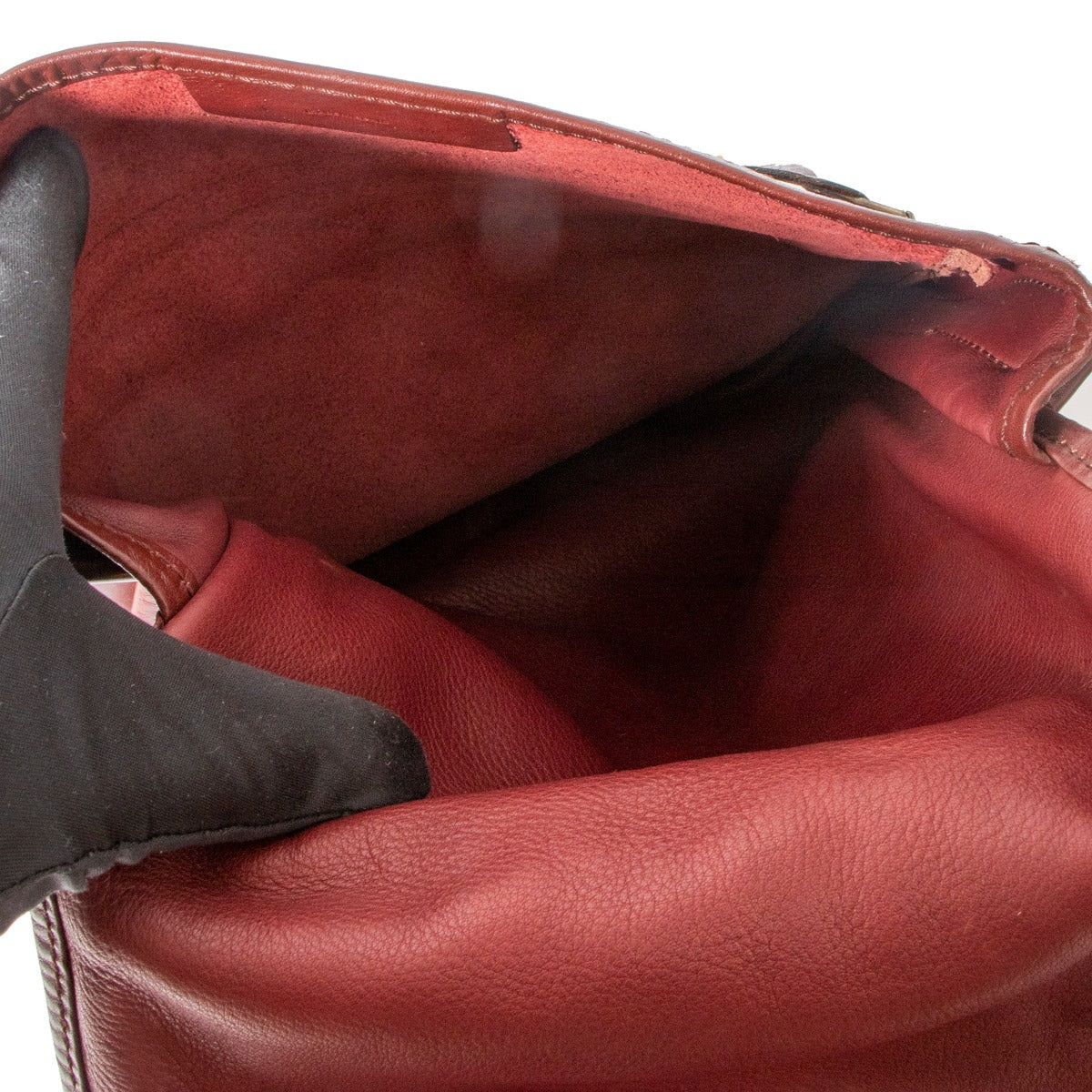 Sac bandoulière vintage Must de Cartier en daim rouge avec rabat logo