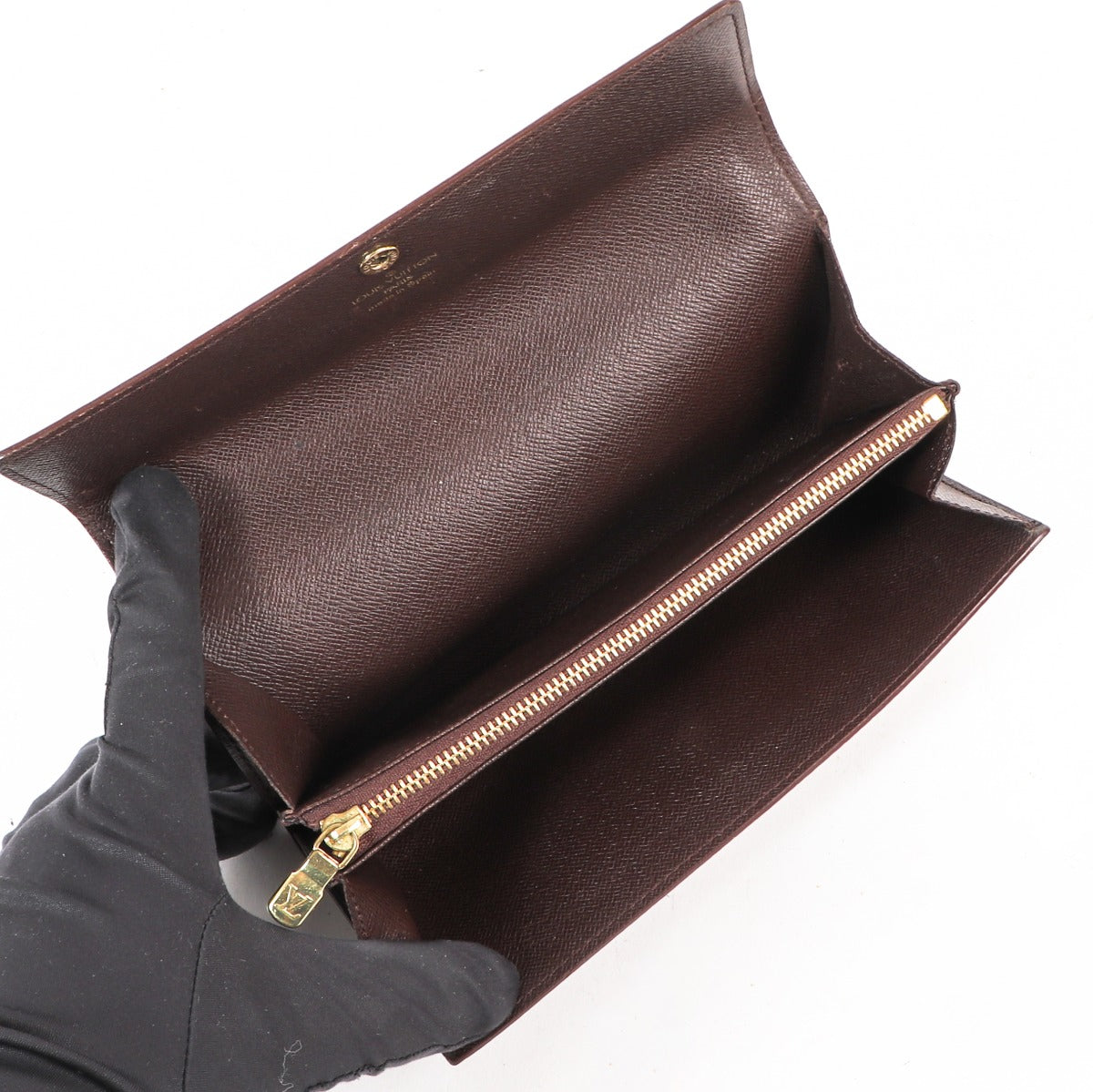 Buy a vintage second-hand Louis Vuitton Damier Ebene Canvas Wallet in very good condition at Labellov in Antwerp.