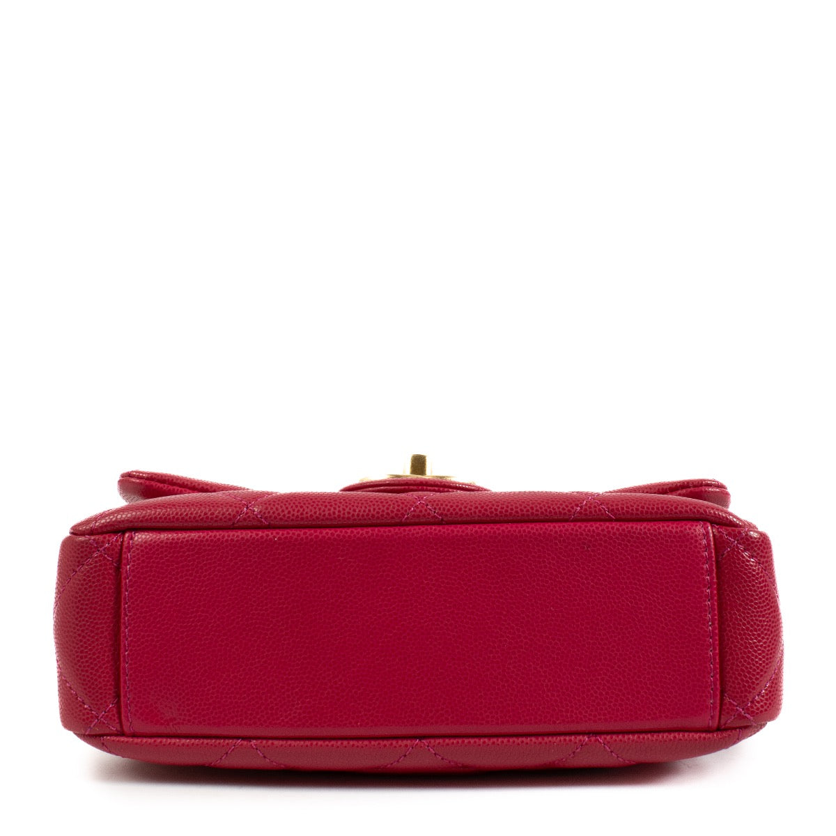 Shop safe online at Labellov in Antwerp, Brussels and Knokke this 100% authentic second hand Chanel Pink Twist Your Buttons Mini Square Bag. Veilig online tweedehands authentieke Chanel Pink Twist Your Buttons Mini Square handtas kopen bij Labellov.