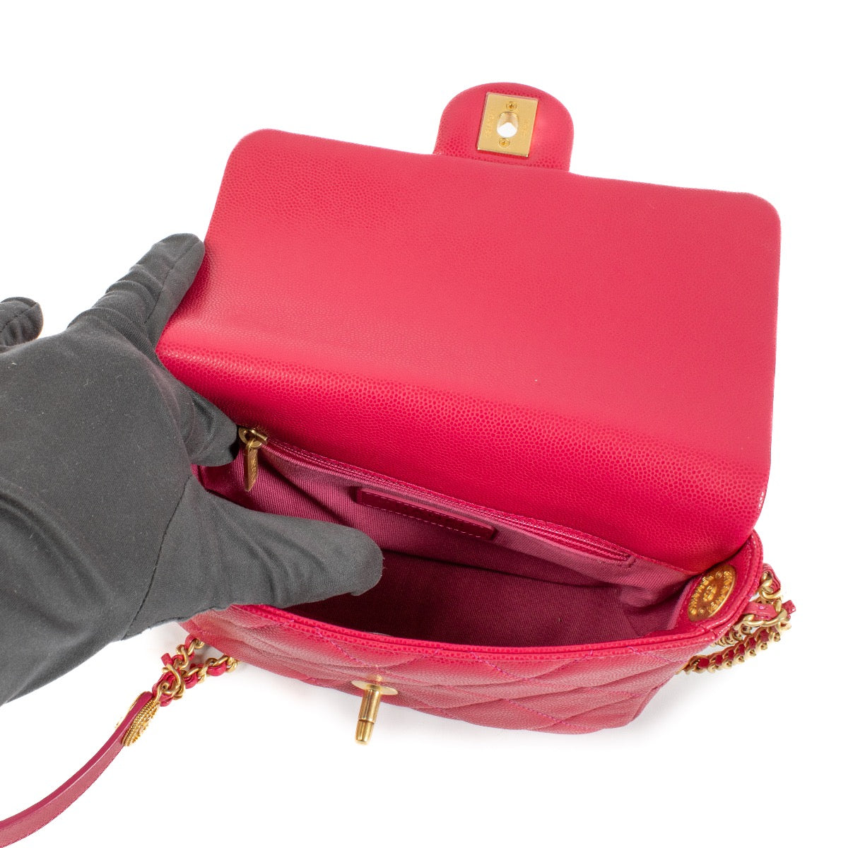 Shop safe online at Labellov in Antwerp, Brussels and Knokke this 100% authentic second hand Chanel Pink Twist Your Buttons Mini Square Bag. Veilig online tweedehands authentieke Chanel Pink Twist Your Buttons Mini Square handtas kopen bij Labellov.