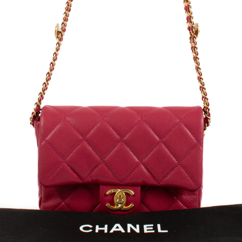 Shop safe online at Labellov in Antwerp, Brussels and Knokke this 100% authentic second hand Chanel Pink Twist Your Buttons Mini Square Bag. Veilig online tweedehands authentieke Chanel Pink Twist Your Buttons Mini Square handtas kopen bij Labellov.