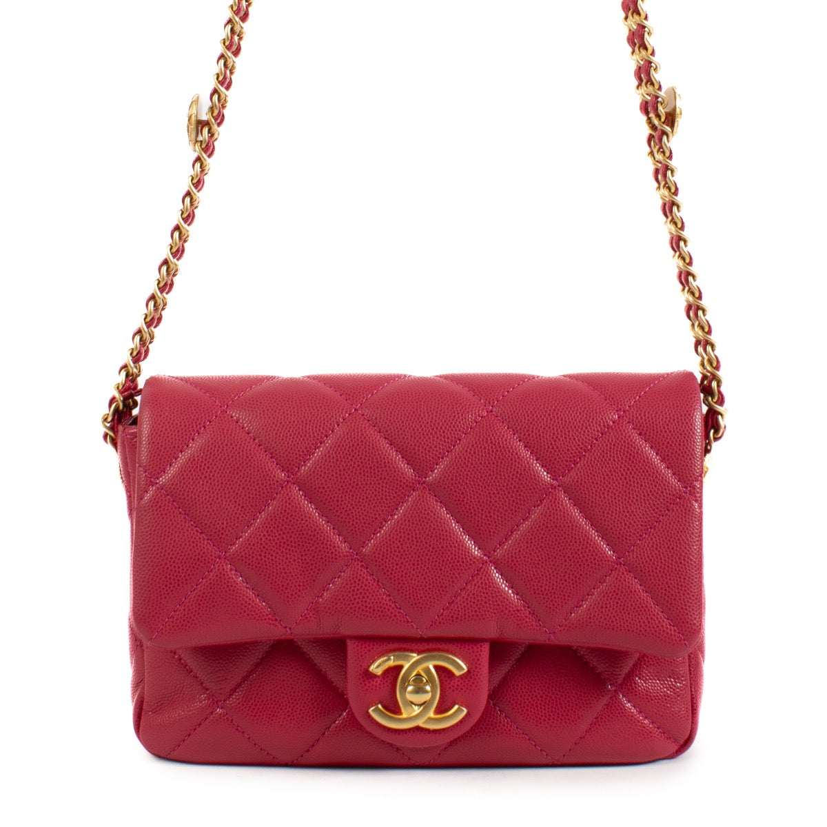 Shop safe online at Labellov in Antwerp, Brussels and Knokke this 100% authentic second hand Chanel Pink Twist Your Buttons Mini Square Bag. Veilig online tweedehands authentieke Chanel Pink Twist Your Buttons Mini Square handtas kopen bij Labellov.