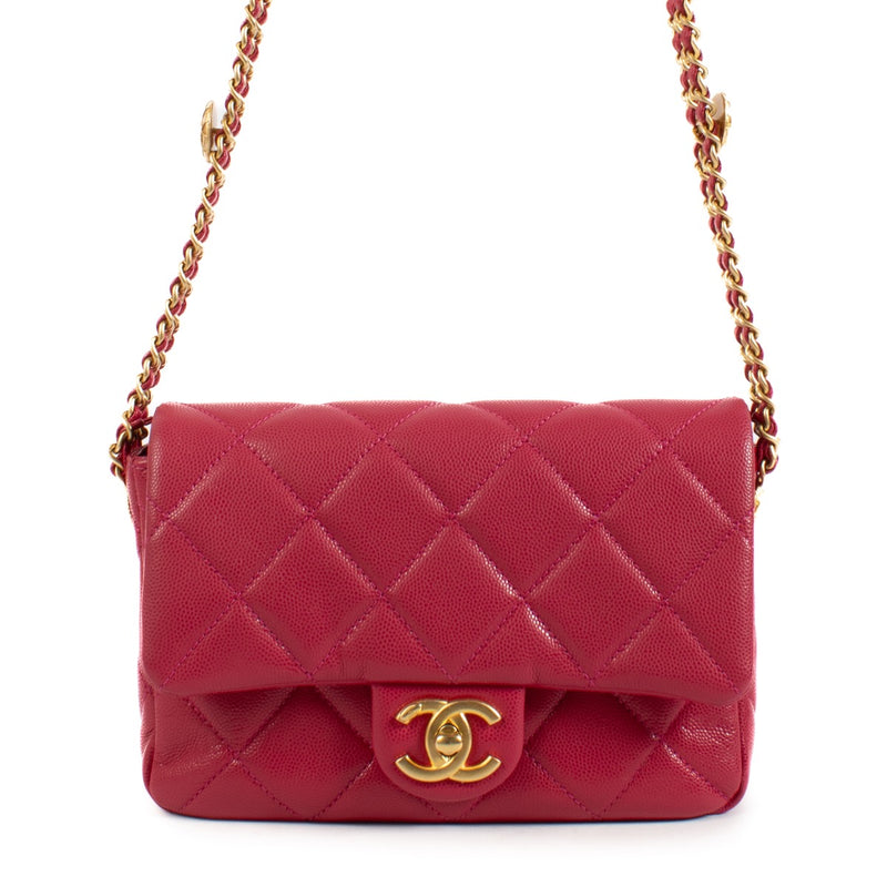 Shop safe online at Labellov in Antwerp, Brussels and Knokke this 100% authentic second hand Chanel Pink Twist Your Buttons Mini Square Bag. Veilig online tweedehands authentieke Chanel Pink Twist Your Buttons Mini Square handtas kopen bij Labellov.