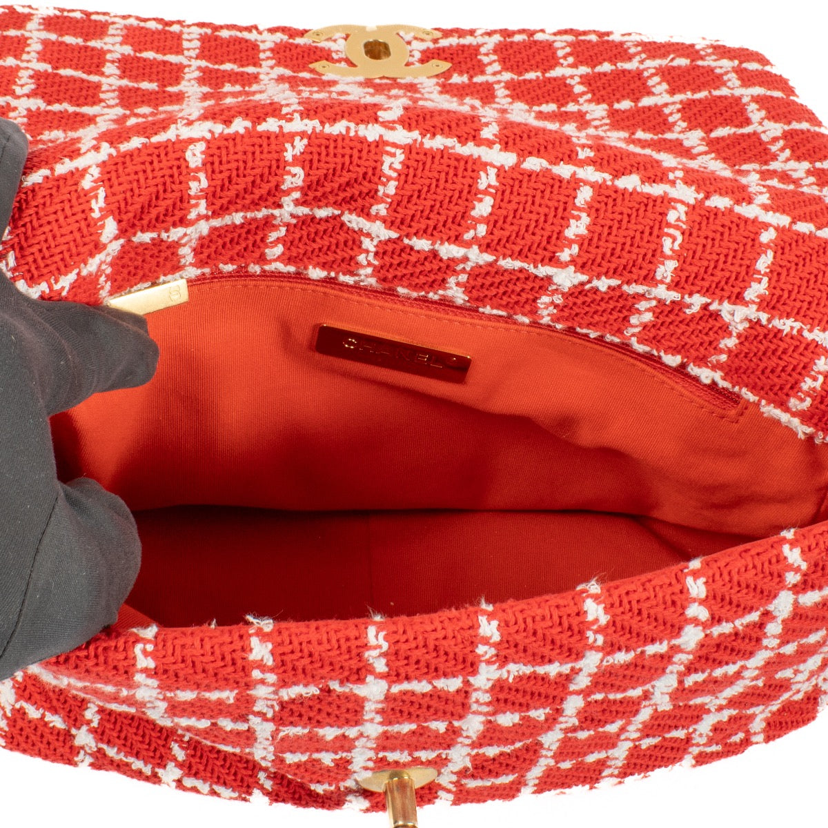 Shop safe online at Labellov in Antwerp, Brussels and Knokke this 100% authentic second hand Chanel Red Tweed Large 19 Bag. Veilig online tweedehands authentieke Chanel Red Tweed Large 19 Bag handtas kopen bij Labellov.