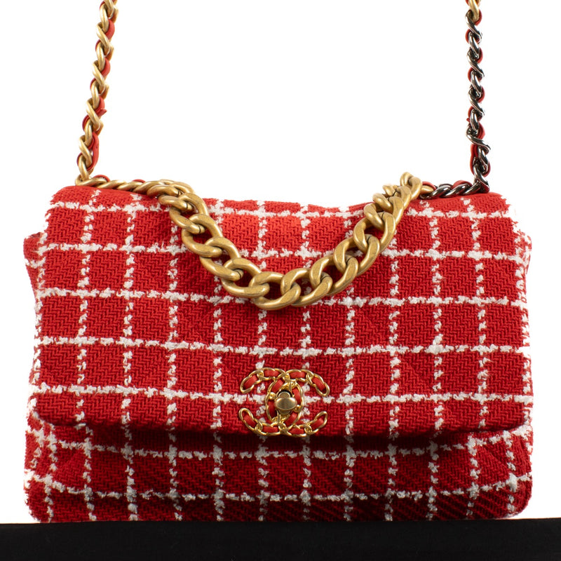 Shop safe online at Labellov in Antwerp, Brussels and Knokke this 100% authentic second hand Chanel Red Tweed Large 19 Bag. Veilig online tweedehands authentieke Chanel Red Tweed Large 19 Bag handtas kopen bij Labellov.