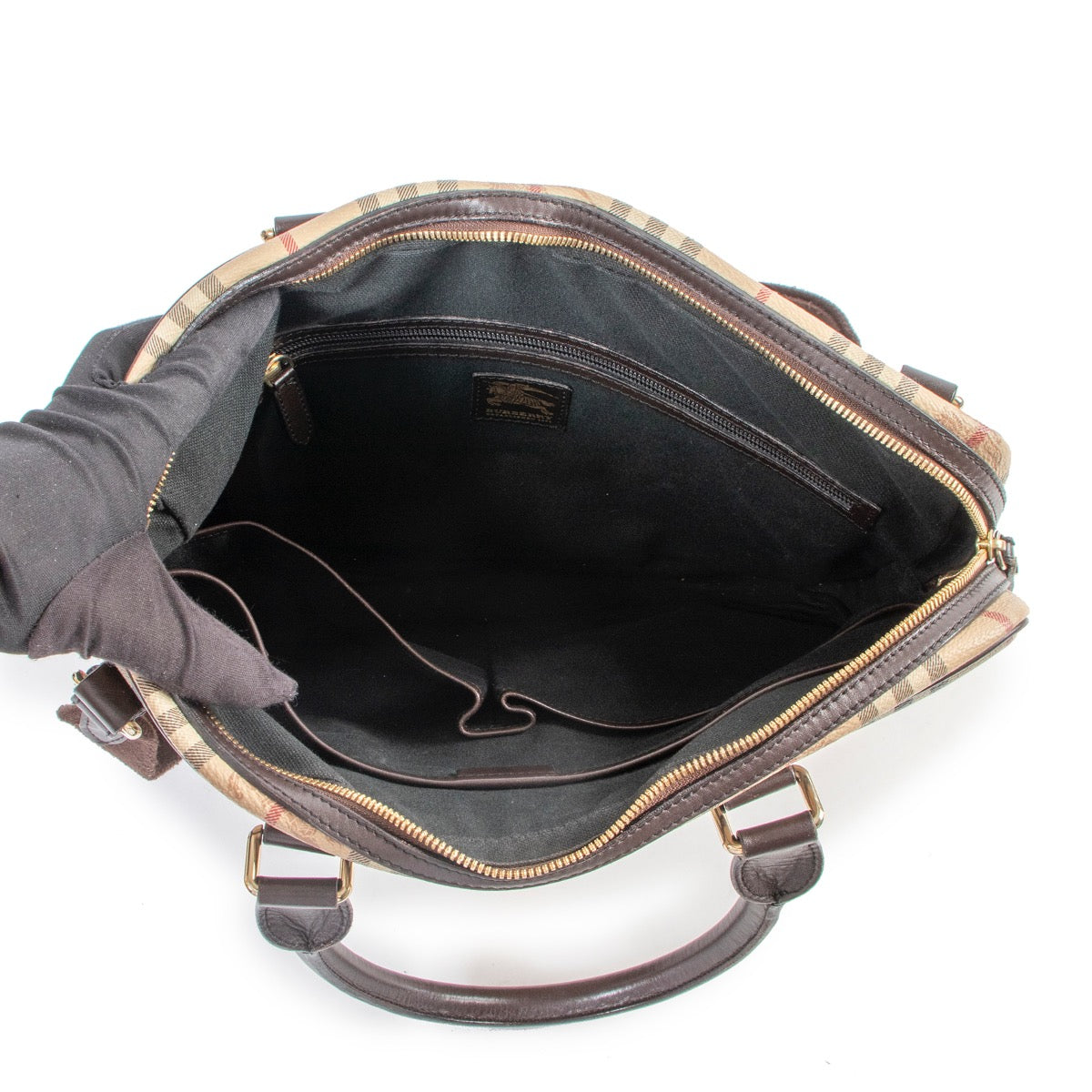 Shop safe online 100% authentic second hand Burberry Checked Canvas Laptop Case Crossbody at the right price at Labellov in Antwerp.