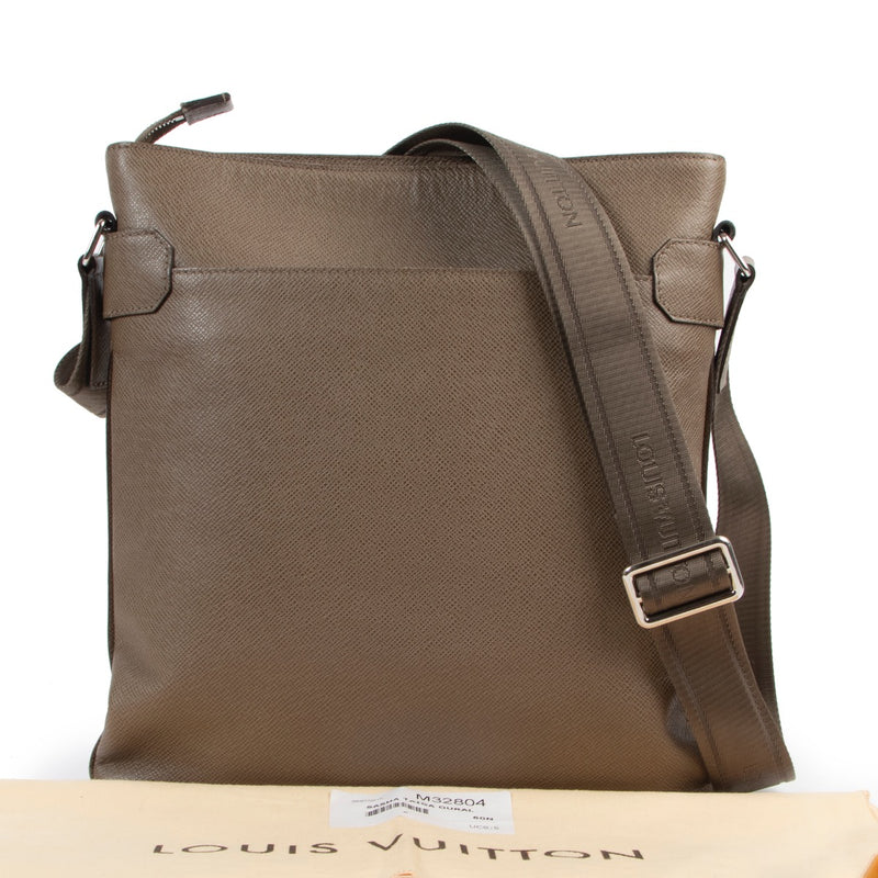Shop safe online 100% authentic second hand Louis Vuitton Green Sasha Crossbody Bag in very good condition at Labellov in Antwerp.