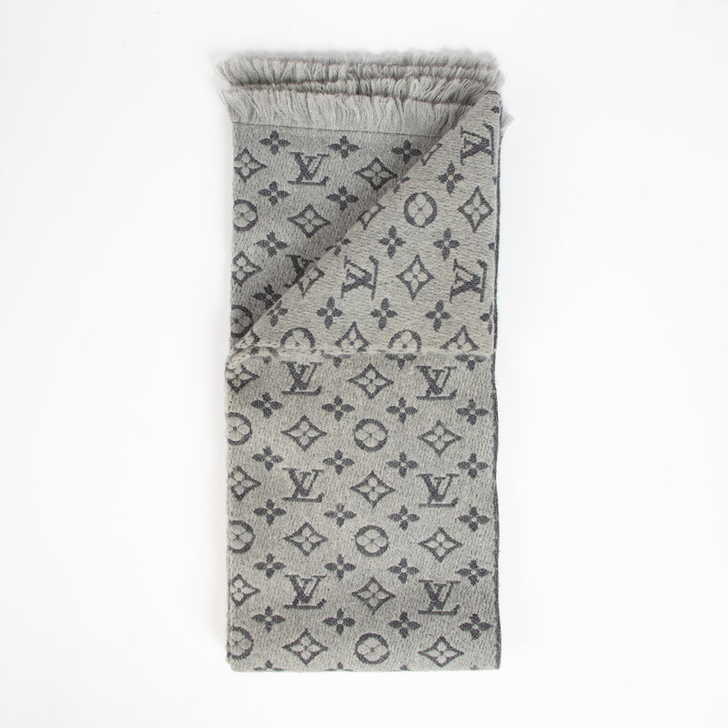 Écharpe classique Monogram Louis Vuitton gris clair