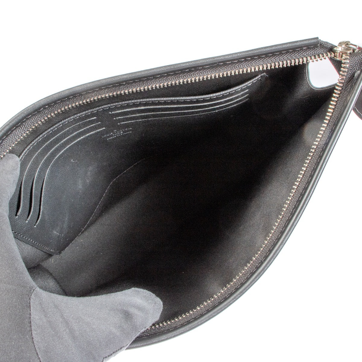 Shop safe online at Labellov in Antwerp, Brussels and Knokke this 100% authentic second hand Louis Vuitton Damier Graphite Canvas Pochette Voyage MM