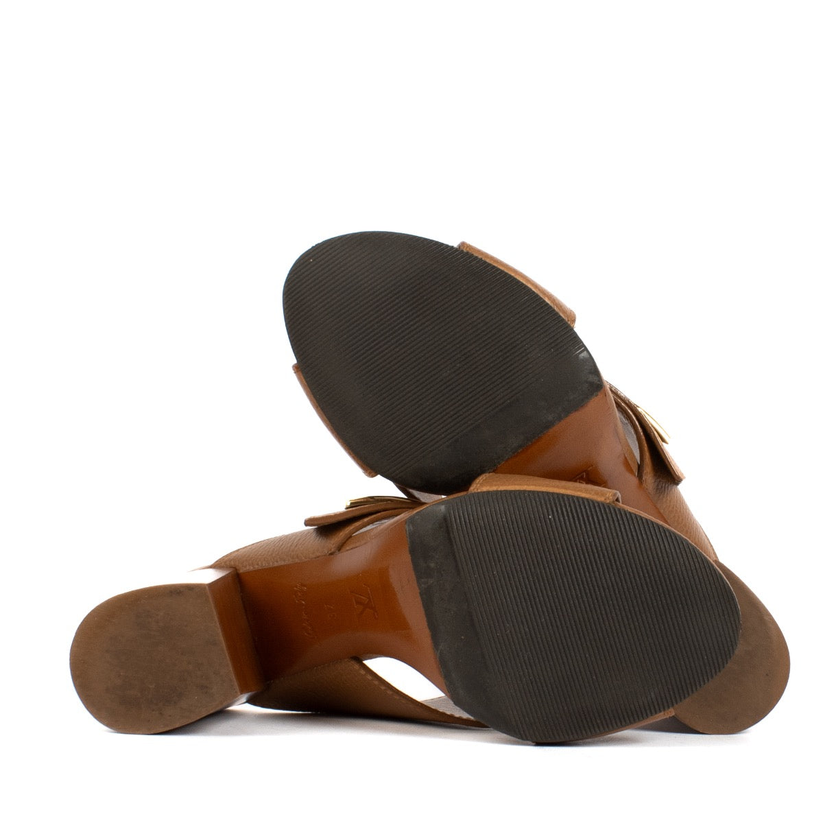 Shop safe online at Labellov in Antwerp, Brussels and Knokke these 100% authentic second hand Louis Vuitton Camel Leather Heels - size 37
