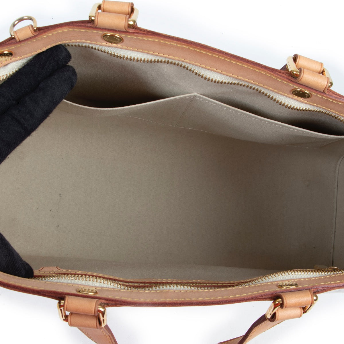 Shop safe online 100% authentic second hand Louis Vuitton Beige Monogram Vernis Brea Shoulder Bag in very good condition at the right price at Labellov in Antwerp.