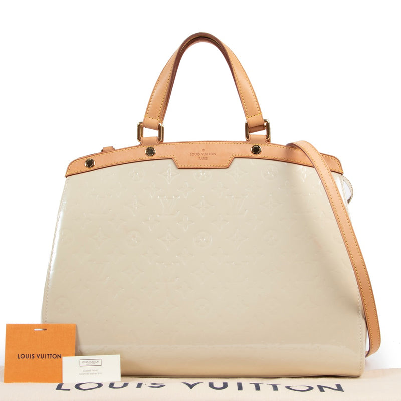 Shop safe online 100% authentic second hand Louis Vuitton Beige Monogram Vernis Brea Shoulder Bag in very good condition at the right price at Labellov in Antwerp.