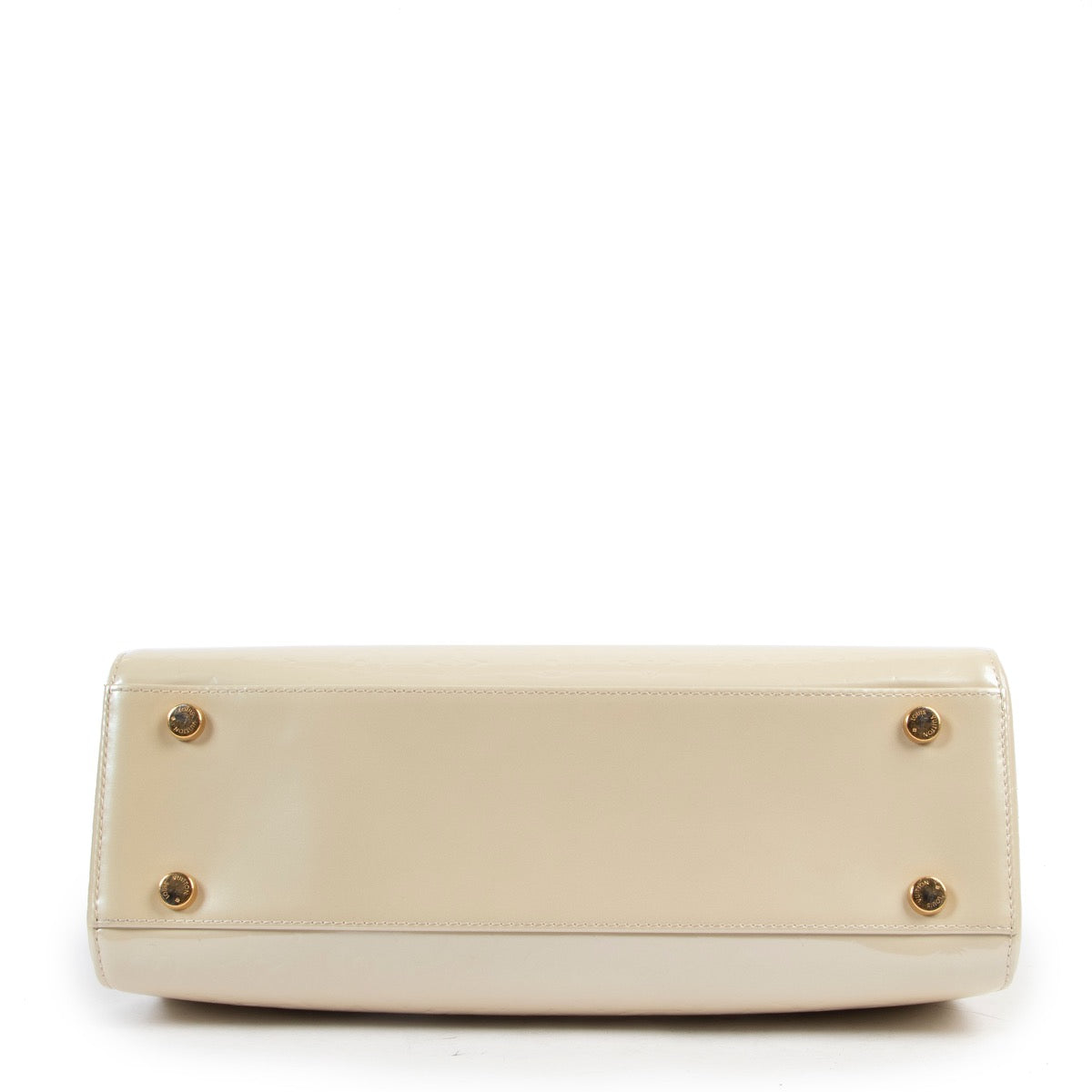 Shop safe online 100% authentic second hand Louis Vuitton Beige Monogram Vernis Brea Shoulder Bag in very good condition at the right price at Labellov in Antwerp.