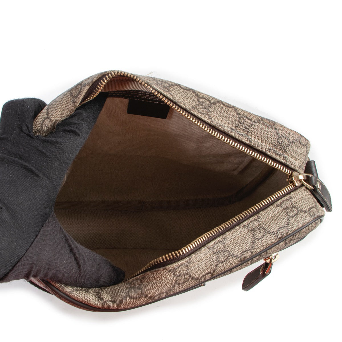 Shop safe online 100% authentic second hand Gucci Monogram Canvas Messenger Crossbody in very good, excellent condition at the right price at Labellov in Antwerp.